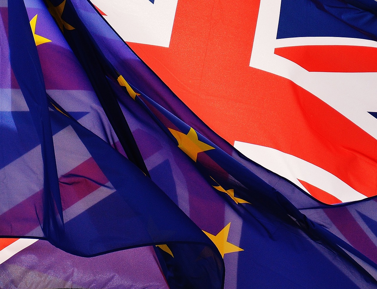 Brexit: Europafahne und Union Jack