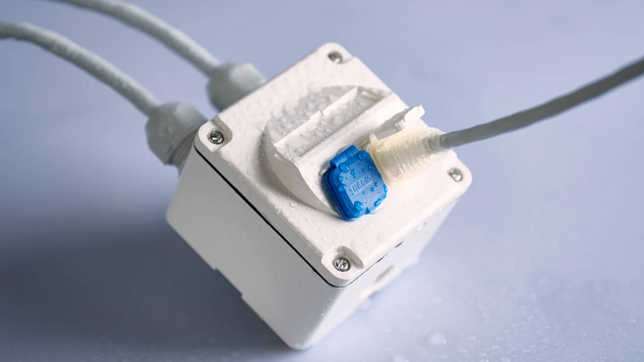 Cat. 6A and Cat. 8.1 connections, as well as Power over Ethernet, can be provided in harsh environments with waterproof and dust-tight splash outlets from R&M.